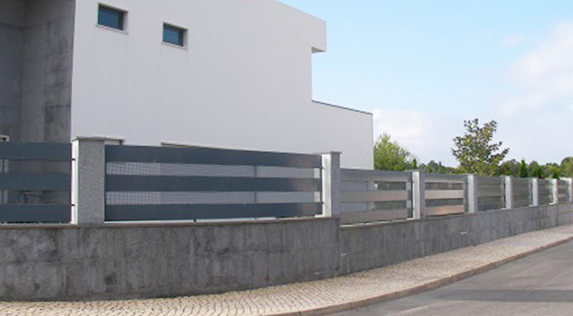 Guardas de proteção em ferro para casas, prédios, varandas, muros, jardins e parques