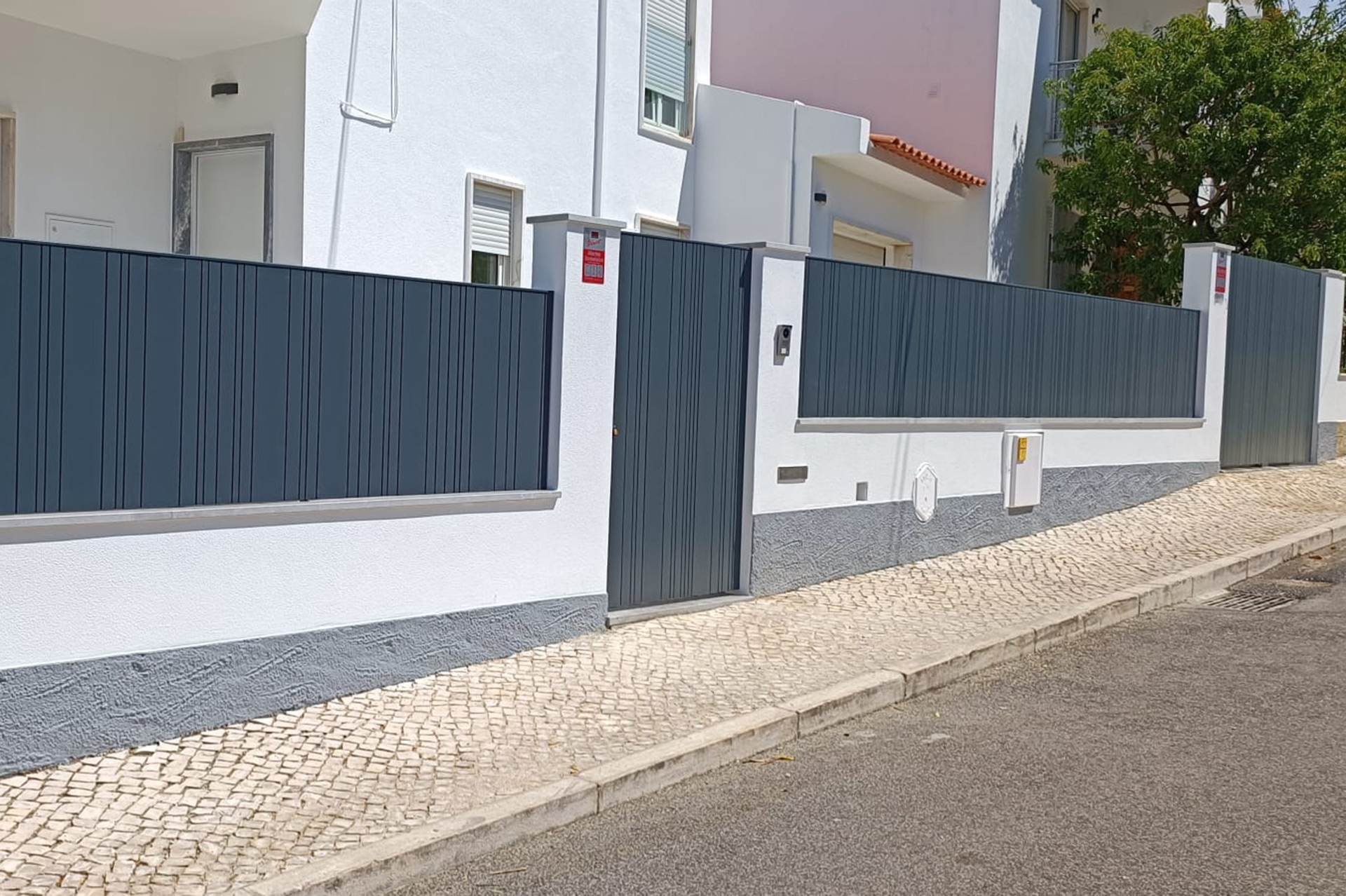 Guardas de proteção em ferro para casas, prédios, varandas, muros, jardins e parques